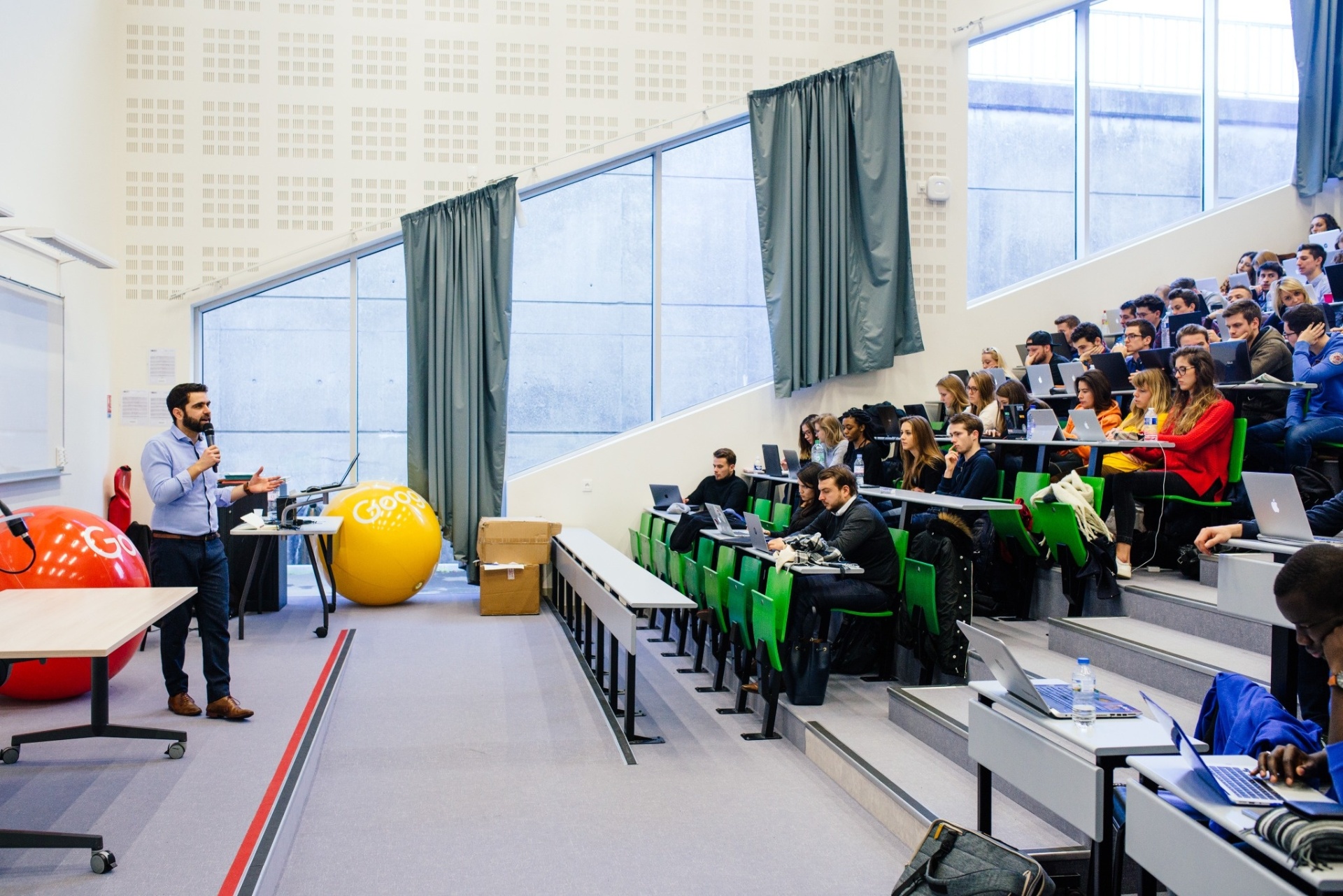 Jérémie Astier animant un Atelier Numérique Google devant des étudiants
